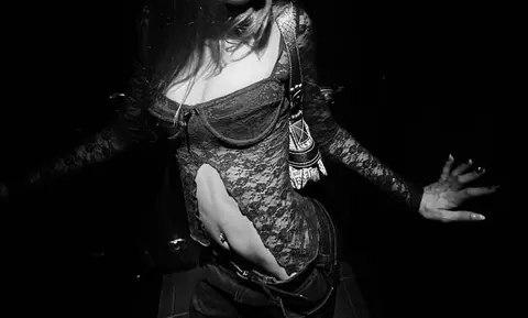 mulher de preto estilo grunge