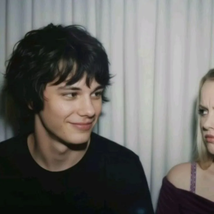 Casal jovem em cabine de foto