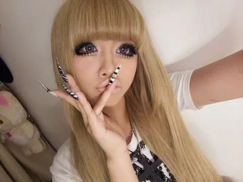 garota gyaru loira com unhas longas