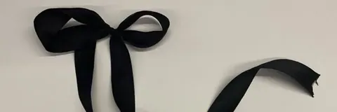 Laço preto em fundo branco