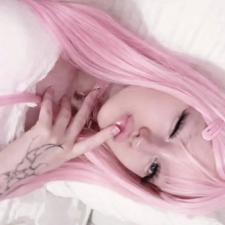 Garota com cabelo rosa estetica alt