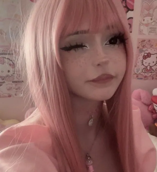 Garota com cabelo rosa estetica alt