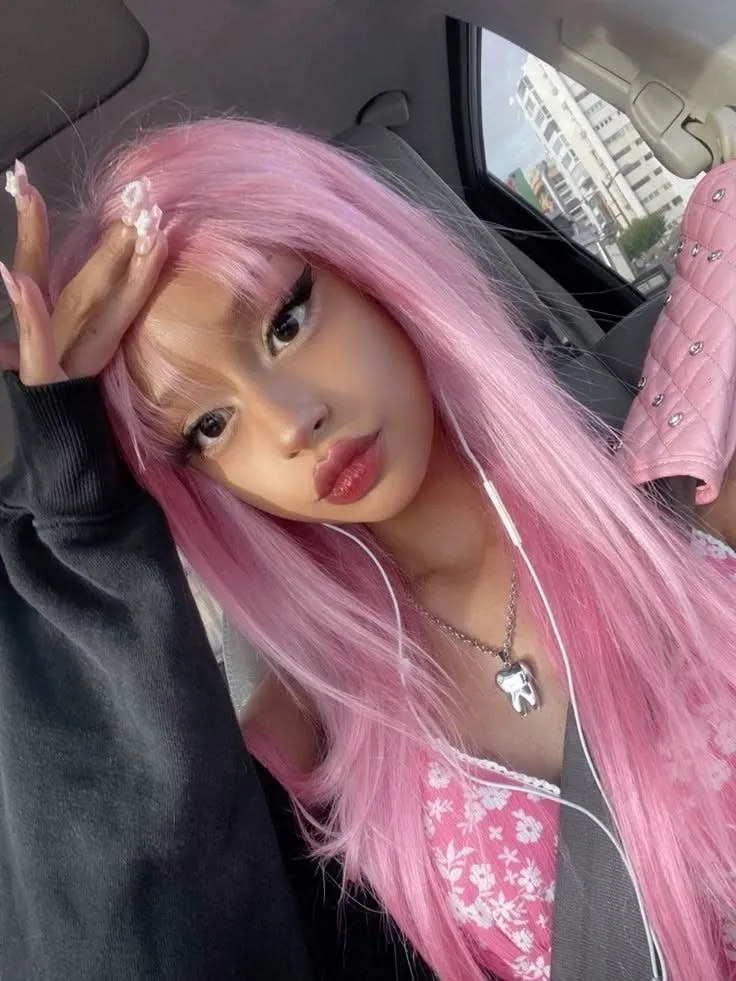 Garota com cabelo rosa estetica alt