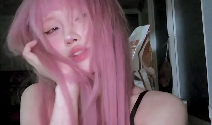 Garota com cabelo rosa estetica alt