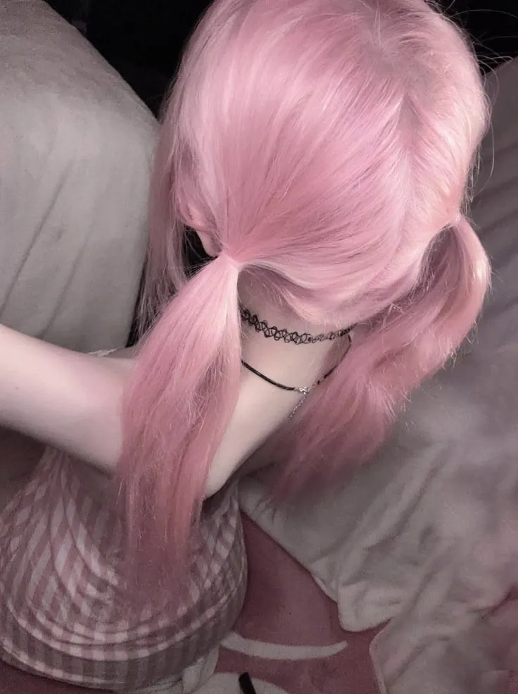 Garota com cabelo rosa estetica alt