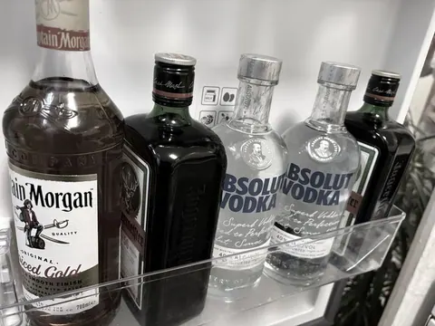 Garrafas de bebidas na prateleira