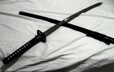 katana preta sobre fundo branco