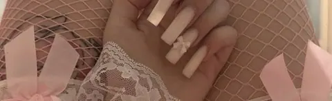 Unhas longas com laços rosa
