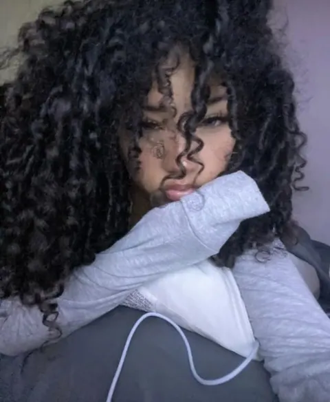 garota com cabelo cacheado volumoso