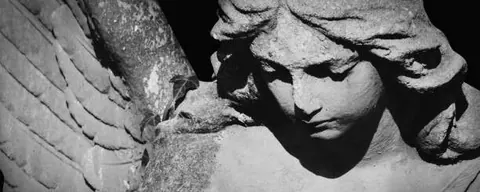 Estatua de anjo em preto e branco