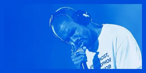 Frank Ocean com fone em tom azul