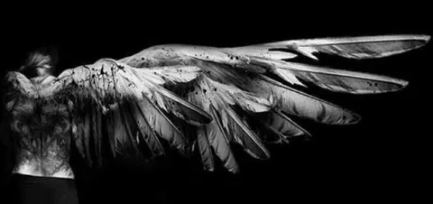Banner com asas de anjo preto e branco
