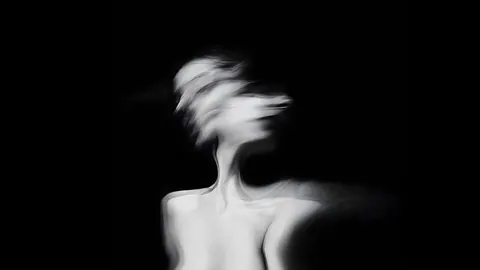 Silhueta feminina abstrata com efeito de movimento