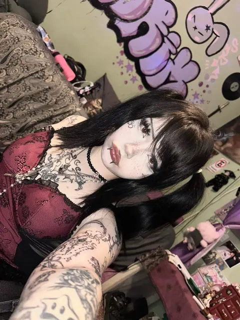Garota gótica tatuada com maria-chiquinha