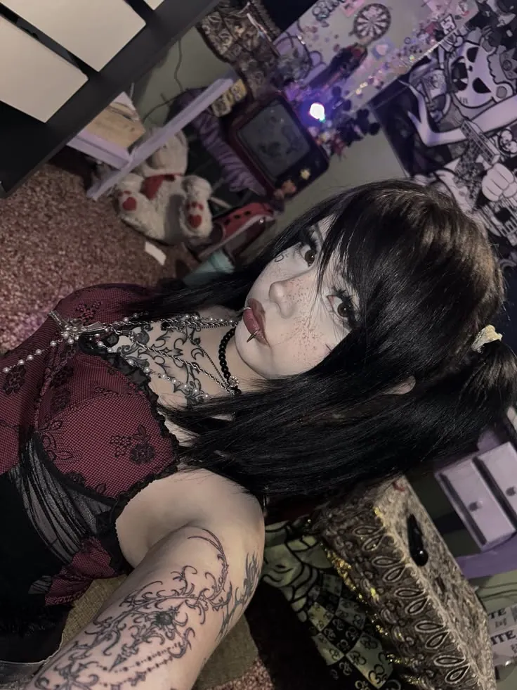 Garota gótica tatuada com maria-chiquinha