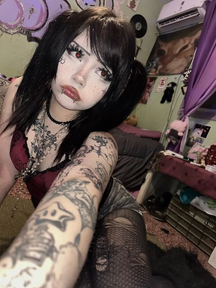 Garota gótica tatuada com maria-chiquinha