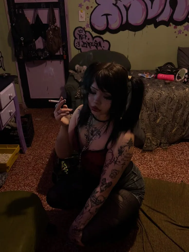 Garota gótica tatuada com maria-chiquinha