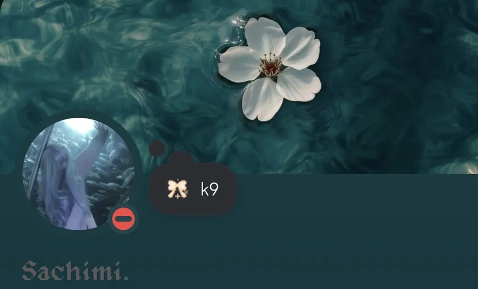 Perfil estetico aquario e flor branca