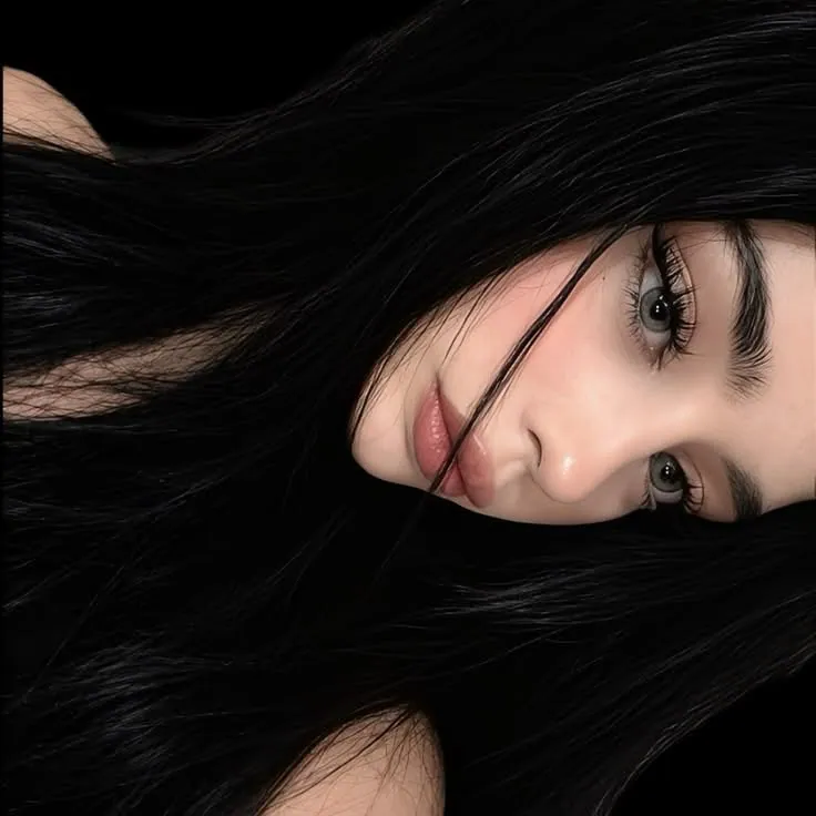 Garota gótica com cabelo preto