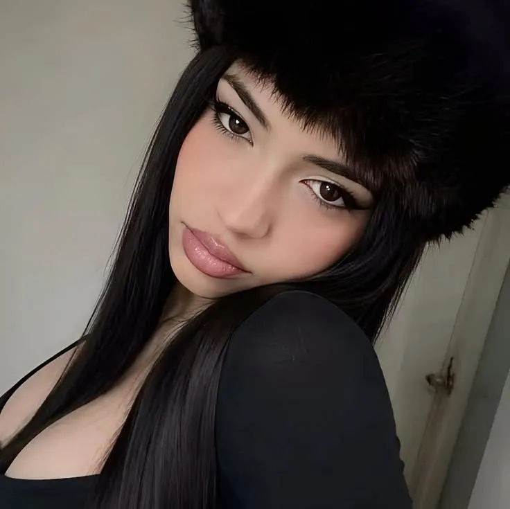Garota gótica com cabelo preto