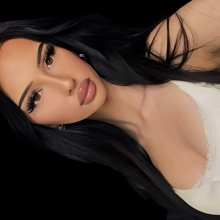 Garota gótica com cabelo preto