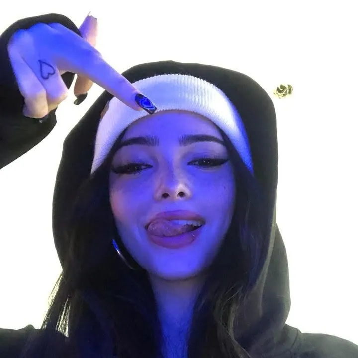 garota com luz neon azul