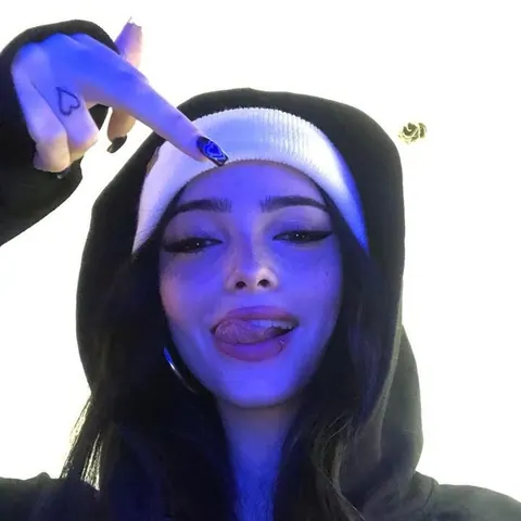 garota com luz neon azul