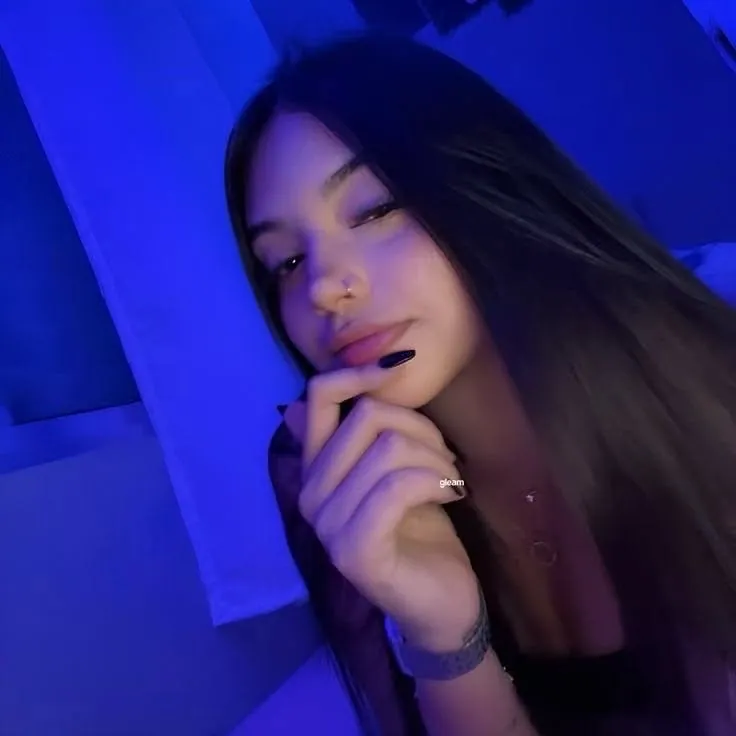garota com luz neon azul