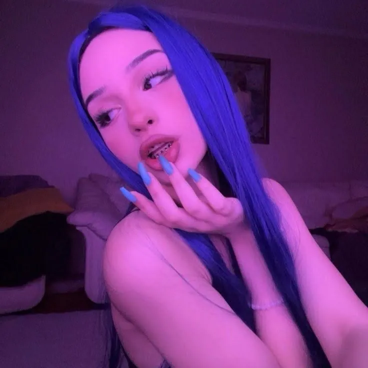 garota com luz neon azul