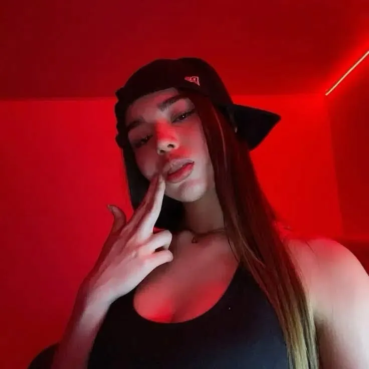 garota com luz neon azul