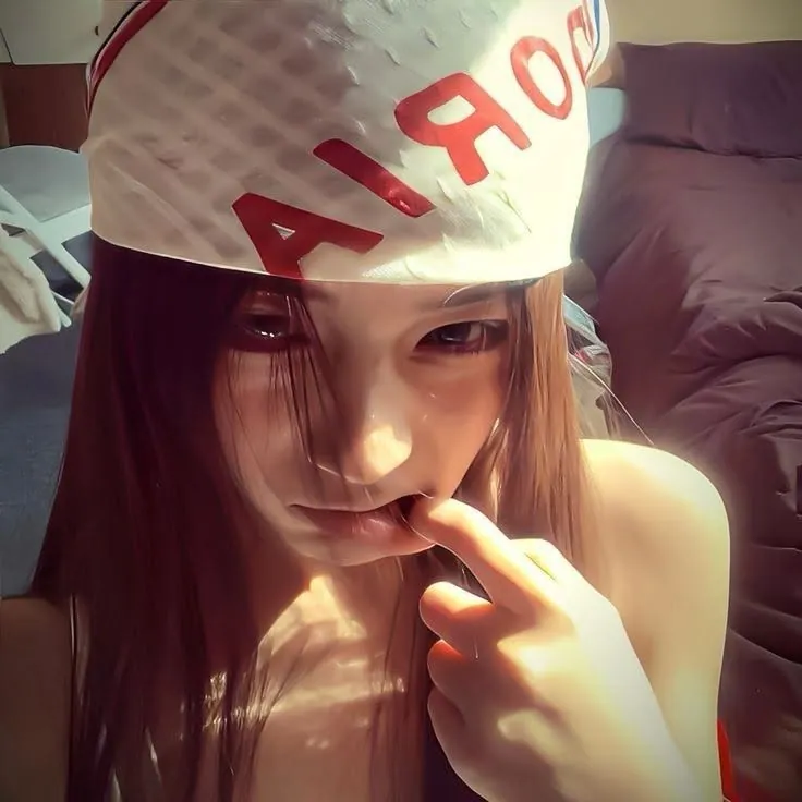 garota com boné aesthetic