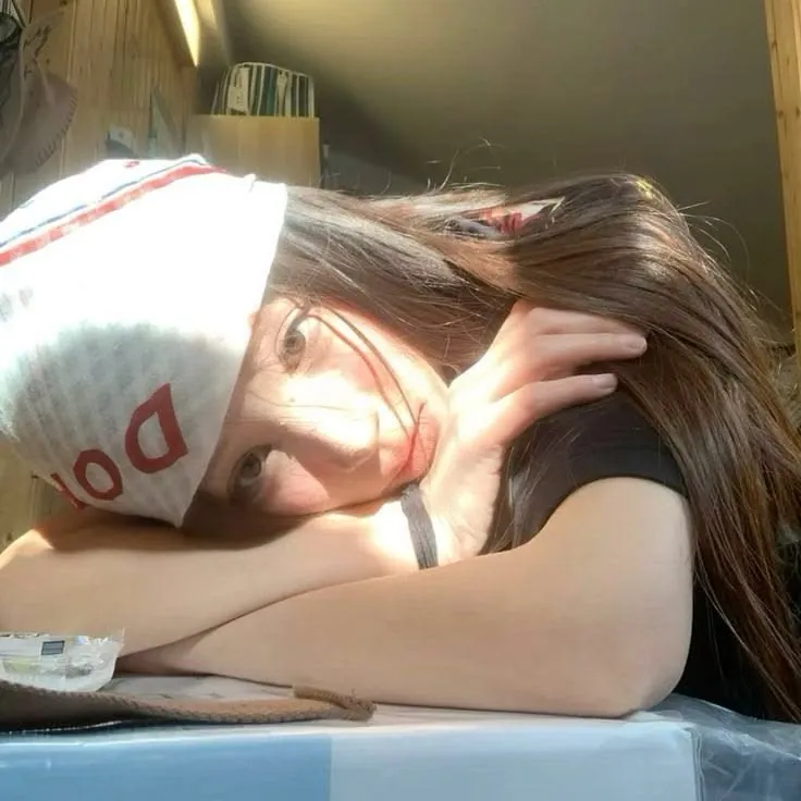 garota com boné aesthetic