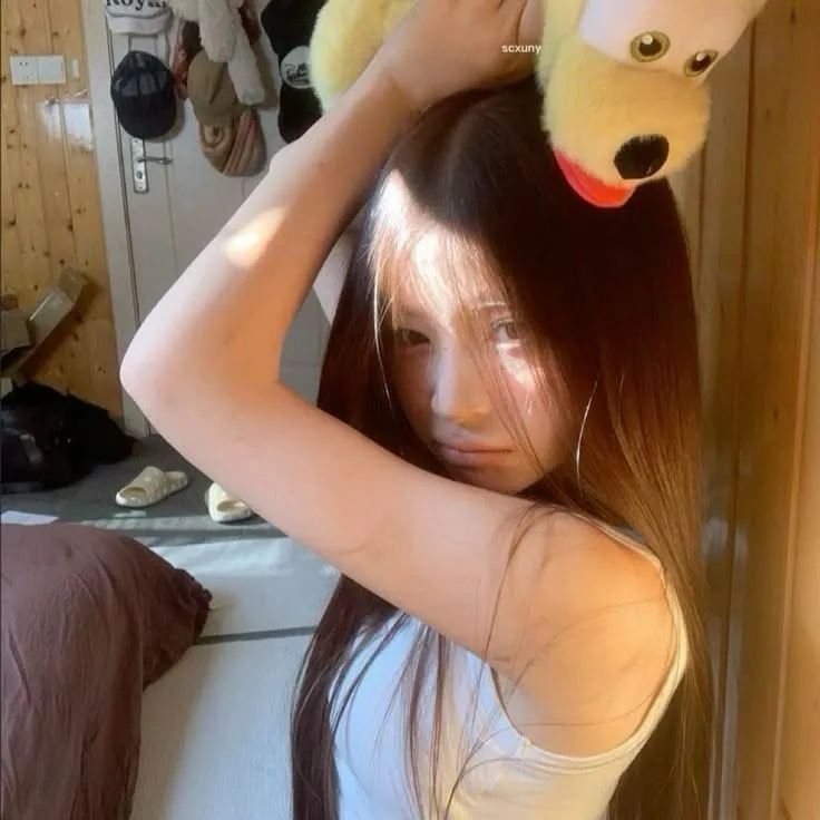 garota com boné aesthetic