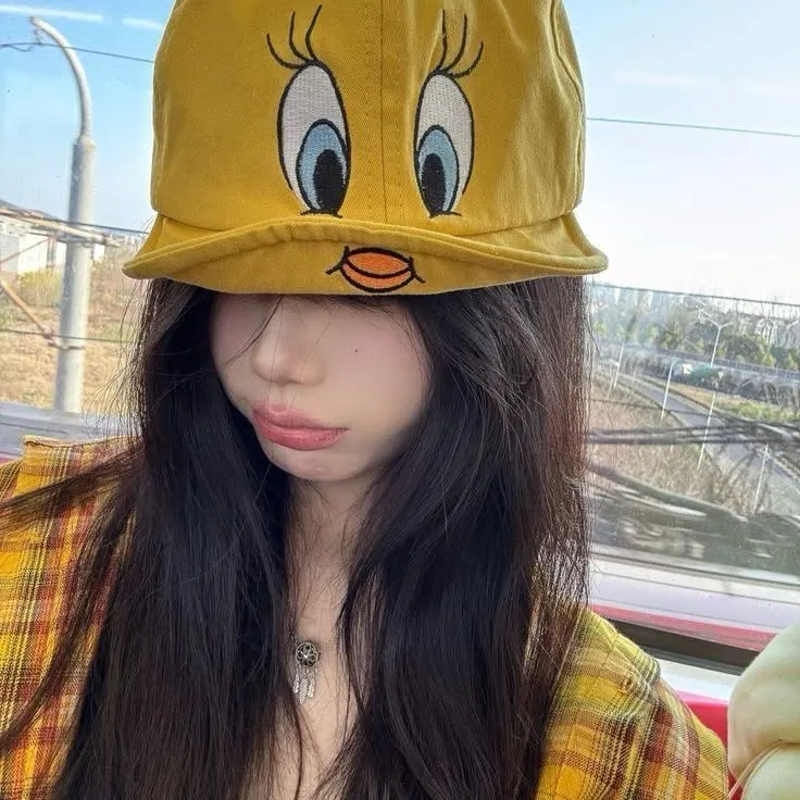 garota com boné aesthetic