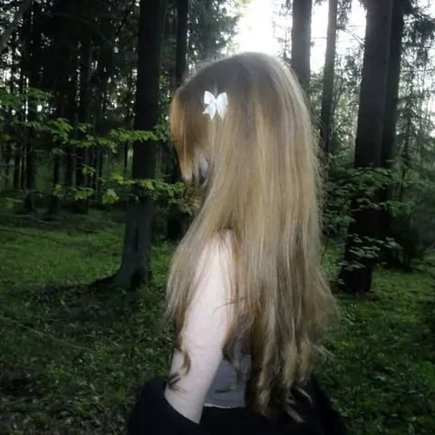 Garota loira com cabelo longo