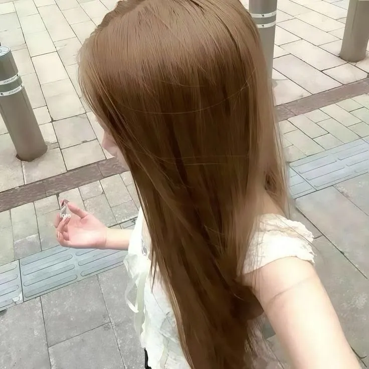 Garota loira com cabelo longo