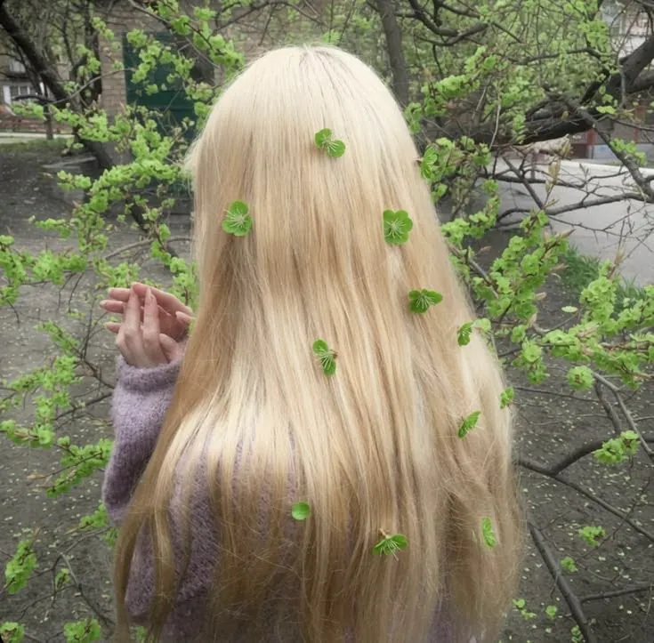Garota loira com cabelo longo