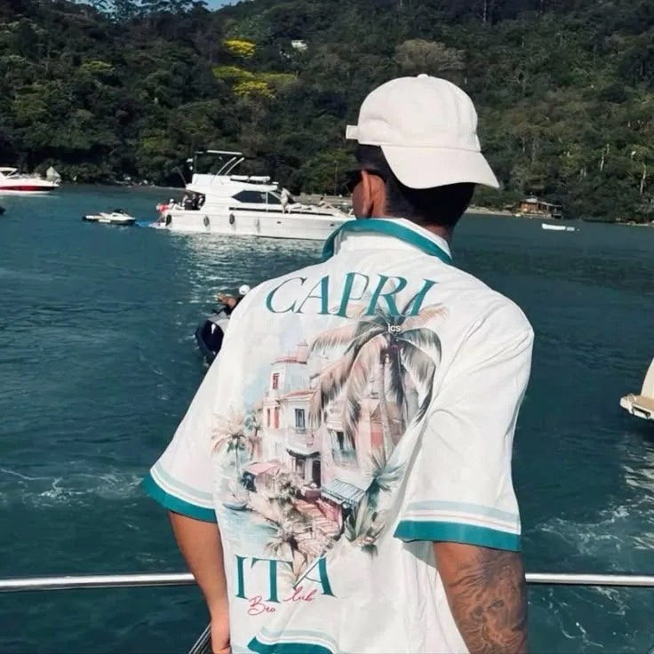 Homem de costas com camisa de futebol