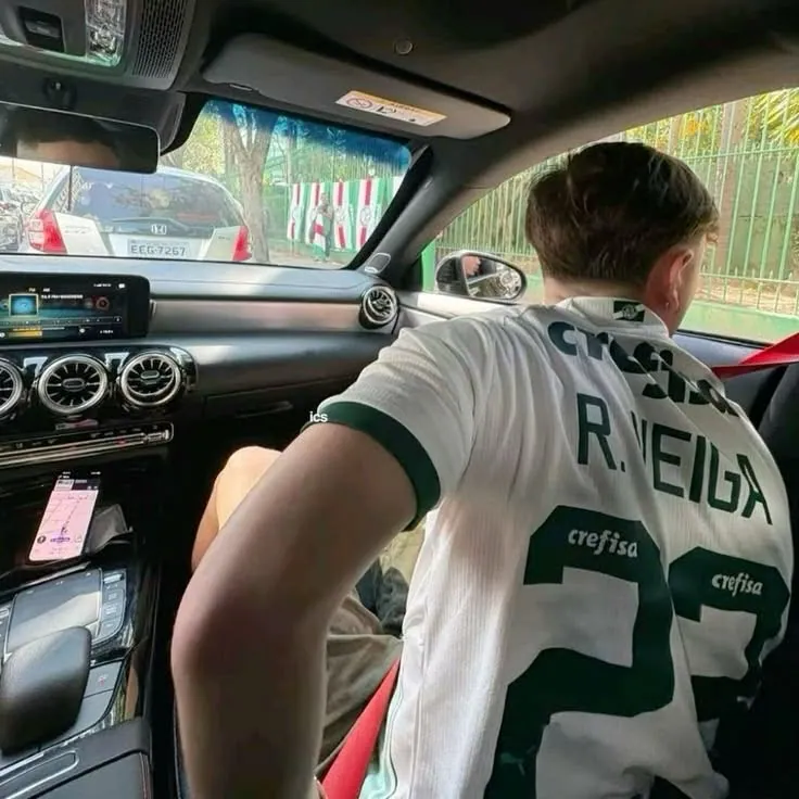 Homem de costas com camisa de futebol