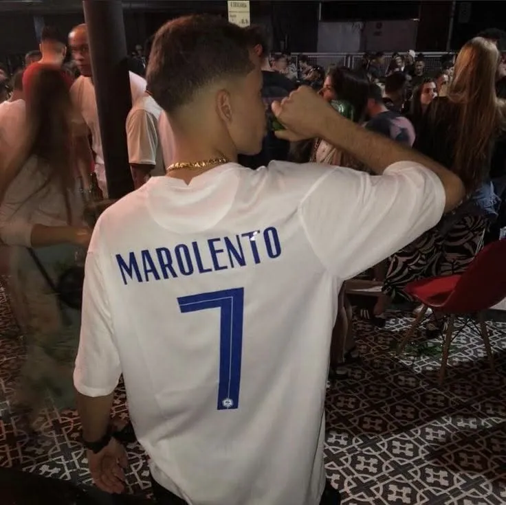Homem de costas com camisa de futebol