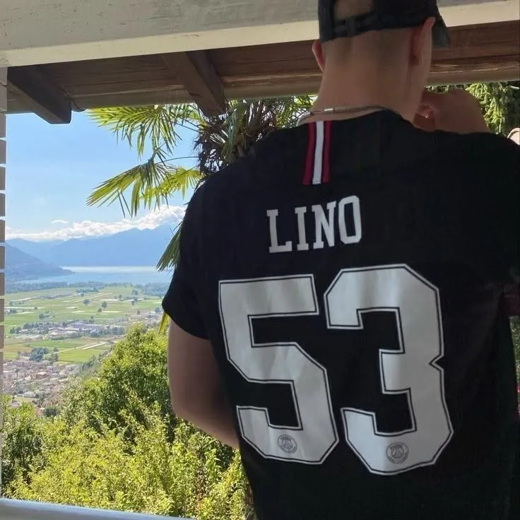 Homem de costas com camisa de futebol