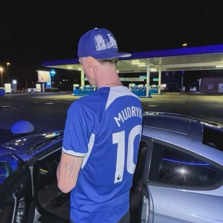 Homem de costas com camisa de futebol
