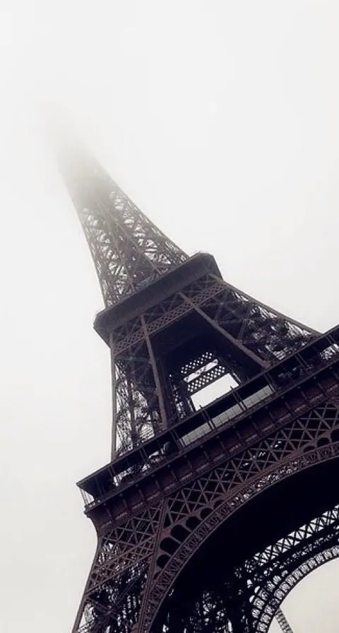 Torre Eiffel na neblina cinza