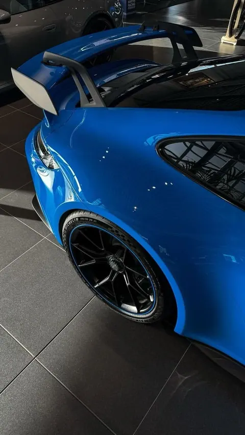 Carro esportivo azul com aerofólio