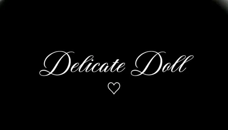 Banner preto com frase delicate doll