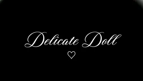 Banner preto com frase delicate doll