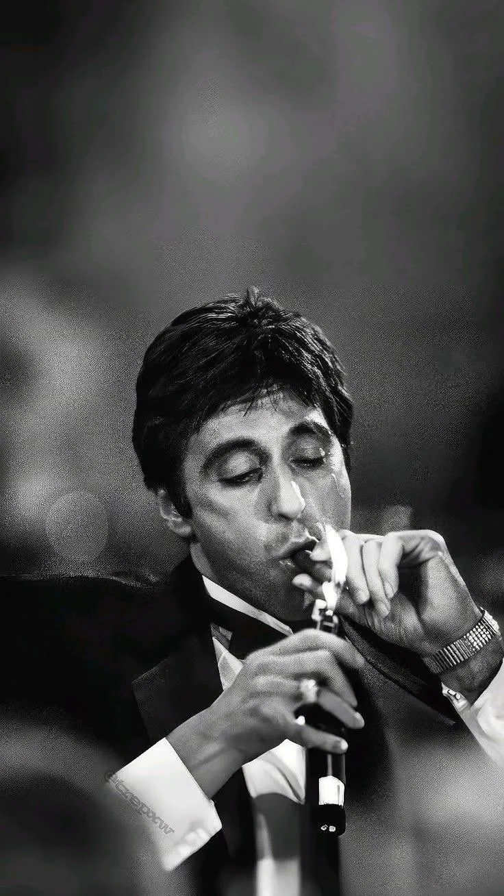Tony Montana acendendo charuto