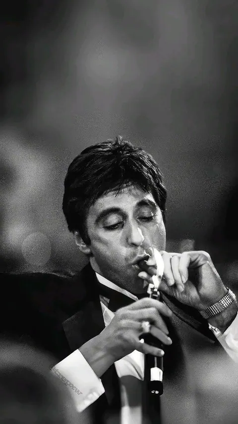 Tony Montana acendendo charuto