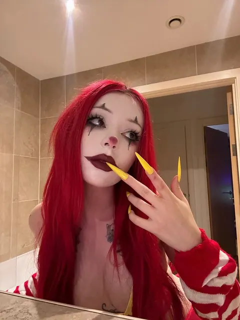 Garota cosplay de palhaço vermelho