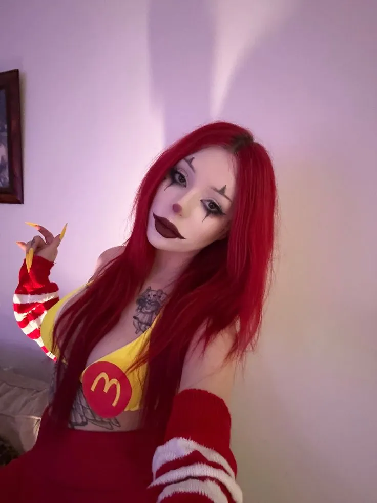 Garota cosplay de palhaço vermelho